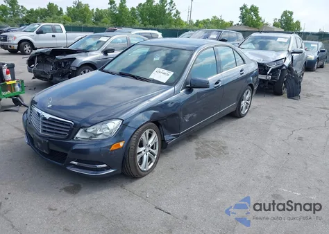 2013 Mercedes-Benz C 300 Luxury 4Matic/Sport 4Matic z USA, uszkodzony, nr VIN WDDGF8ABXDA837081